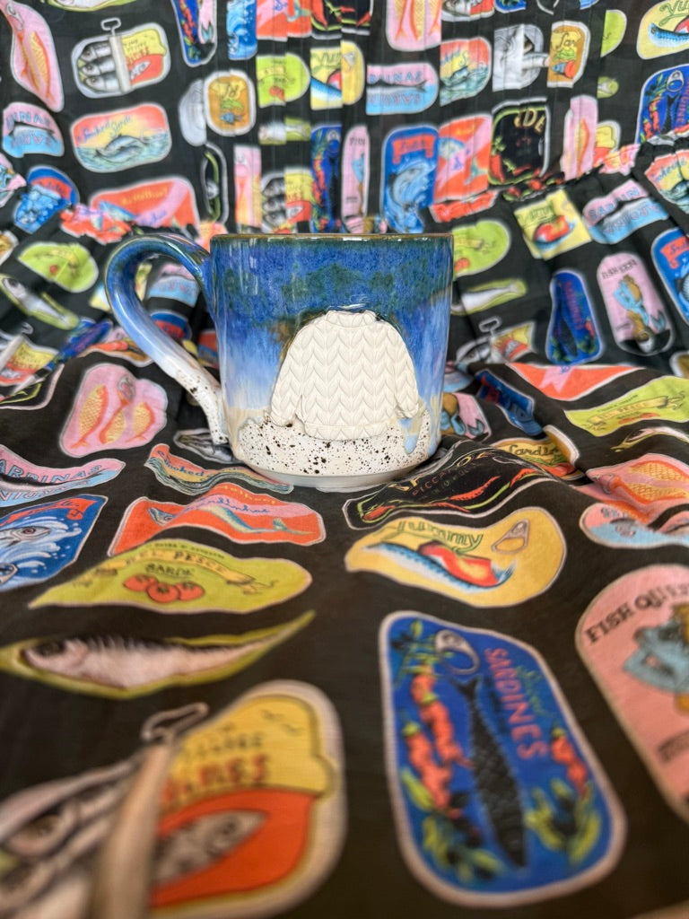 10oz sweater mug: waves on the shore